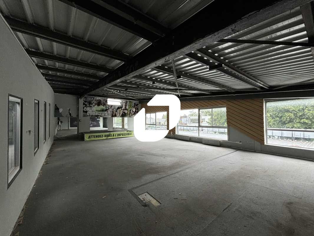 Situé à proximité de la Francilienne (N104) et de