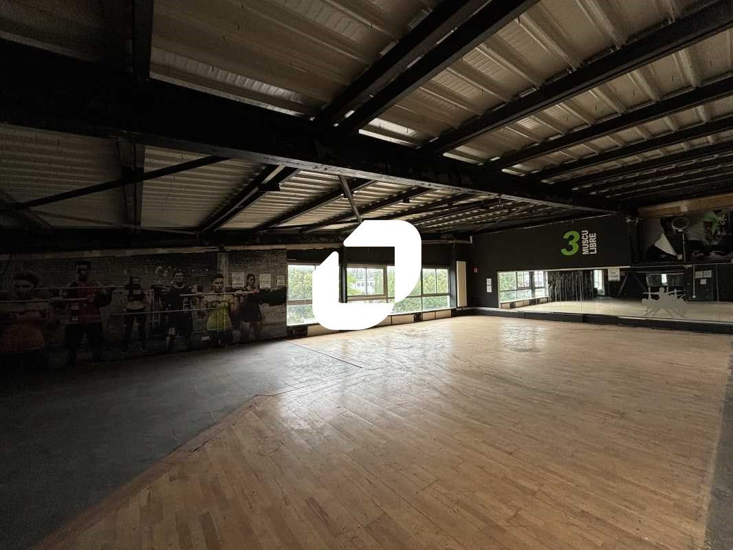 Situé à proximité de la Francilienne (N104) et de