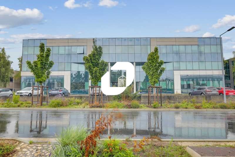 Proche de l'Autoroute A10, des Nationales N118 et