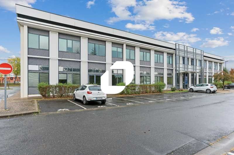 A Courcouronnes, au pied de l'autoroute A6 et pro