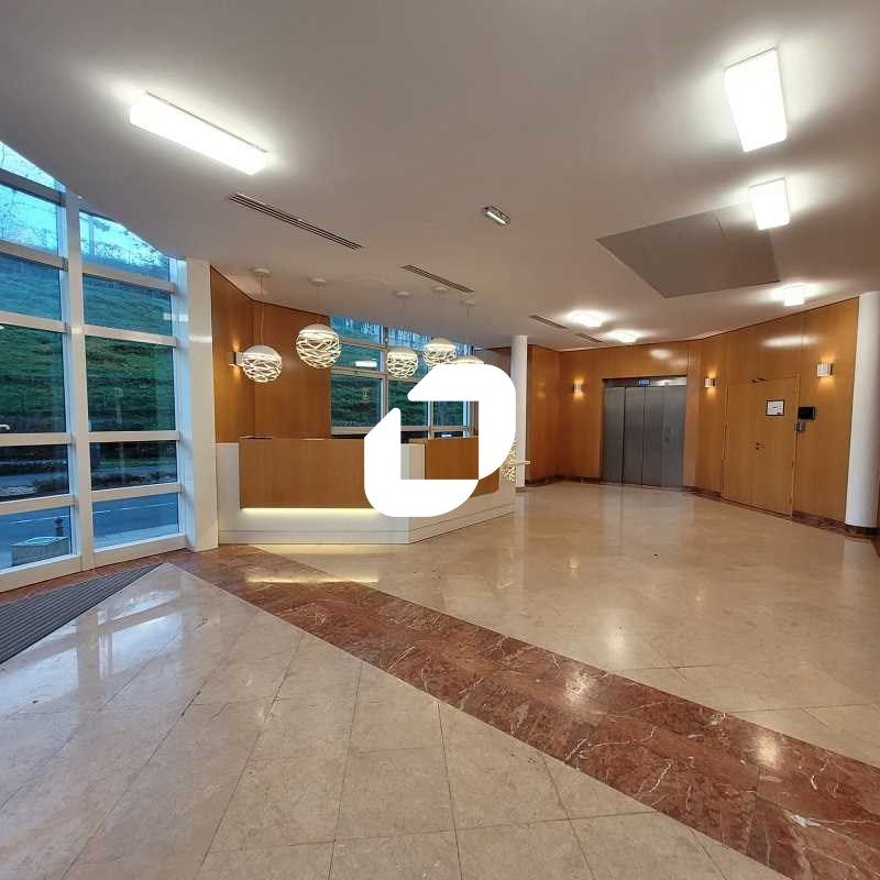 Au pieds du Tramway T2, dans un immeuble tertiair