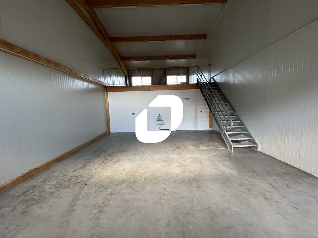 Situé idéalement à la sortie de la N104, Immprove