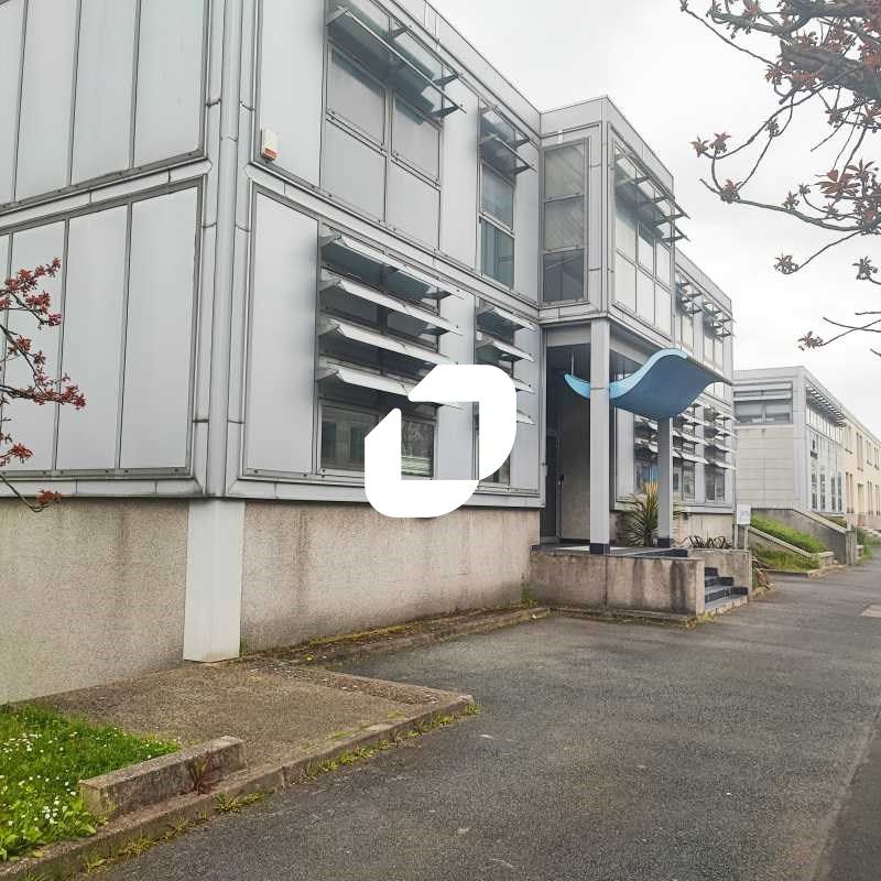 Situé dans la zone d'activité "Les Portes de SUCY