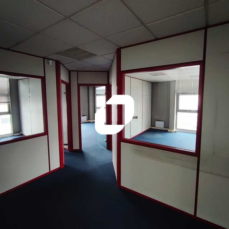 Situé dans la zone d'activité "Les Portes de SUCY