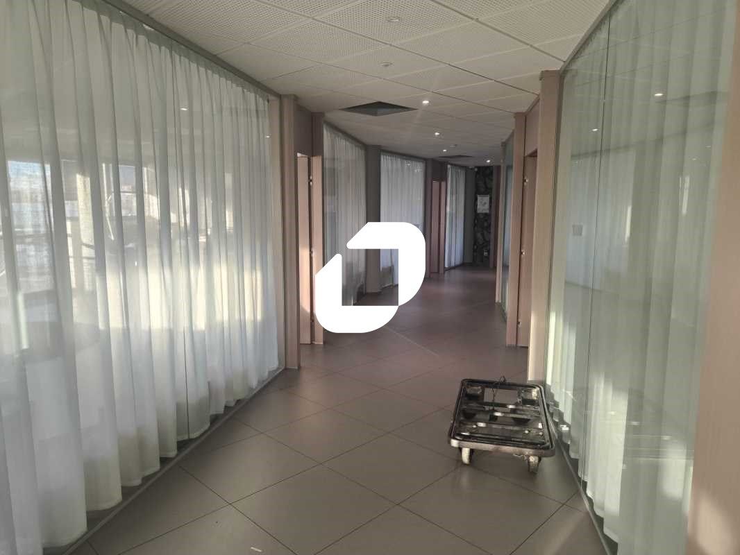 Au sein d'un immeuble moderne situé au coeur du q