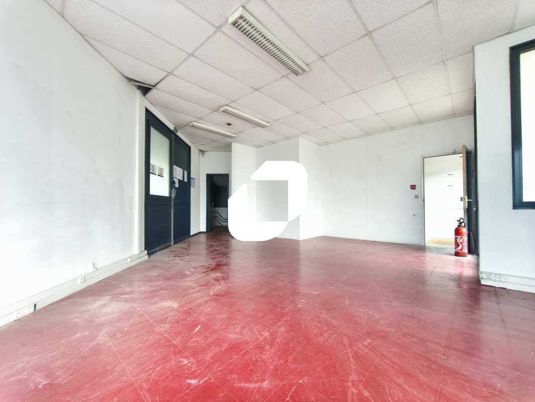 Au sein d'un parc d'activités tertiaire à Créteil