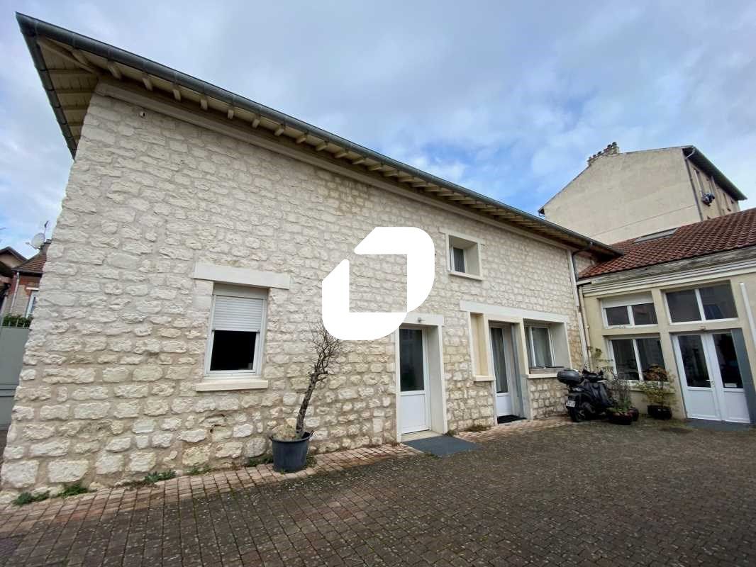 Situé dans une rue calme, ce bâtiment en pierre d