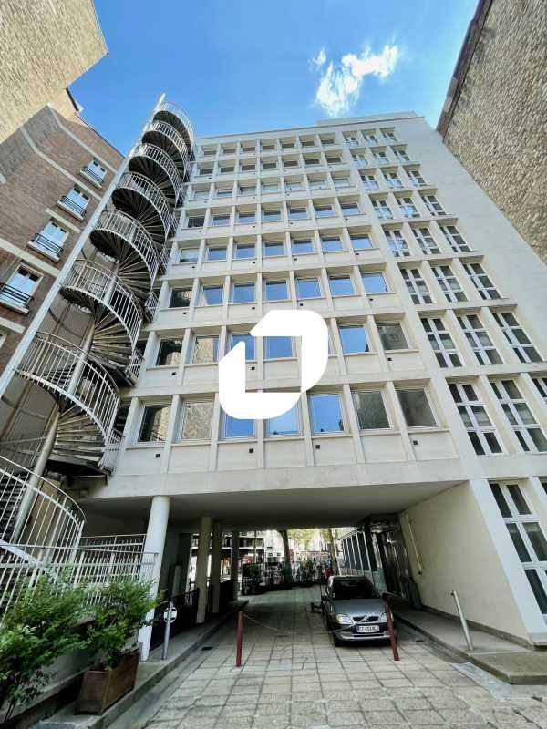 À proximité de la porte de Saint-Cloud, du métro 