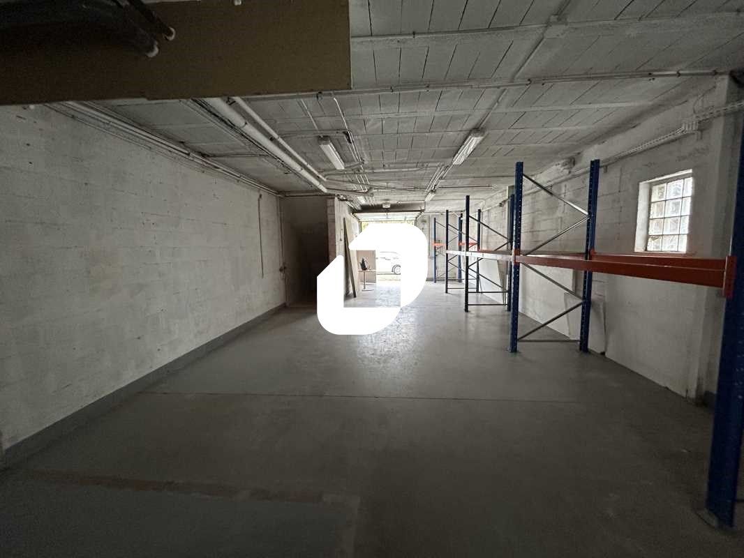 Idéalement situé à proximité immédiate de la N6, 