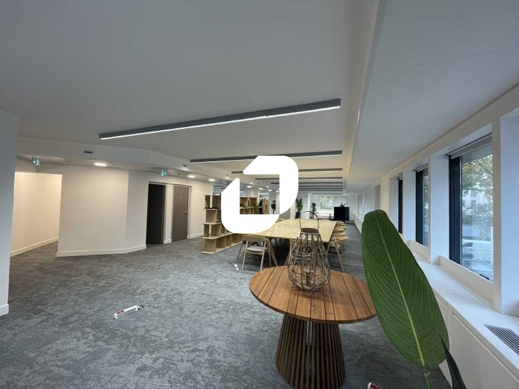 À louer : bureaux rénovés à proximité du métro Bi