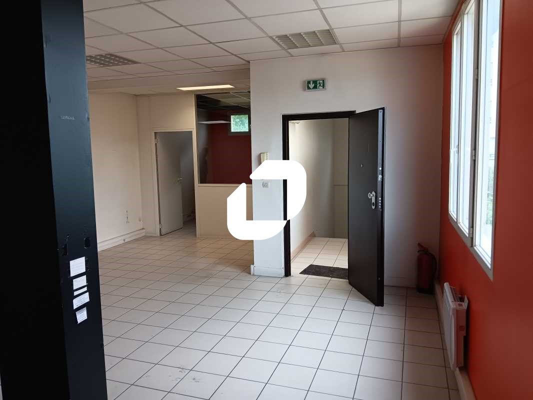 Situé à Bondy au sein d'une petite zone d'activit