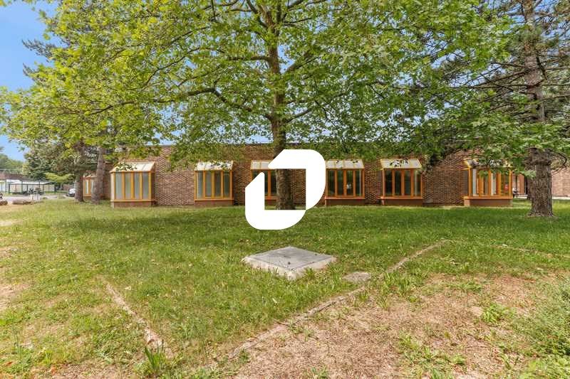 Au sein d'un parc verdoyant à proximité de l'auto