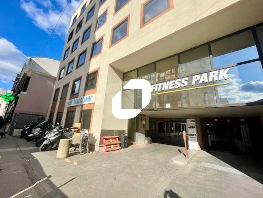 Situé à proximité immédiate du métro Marcel Semba