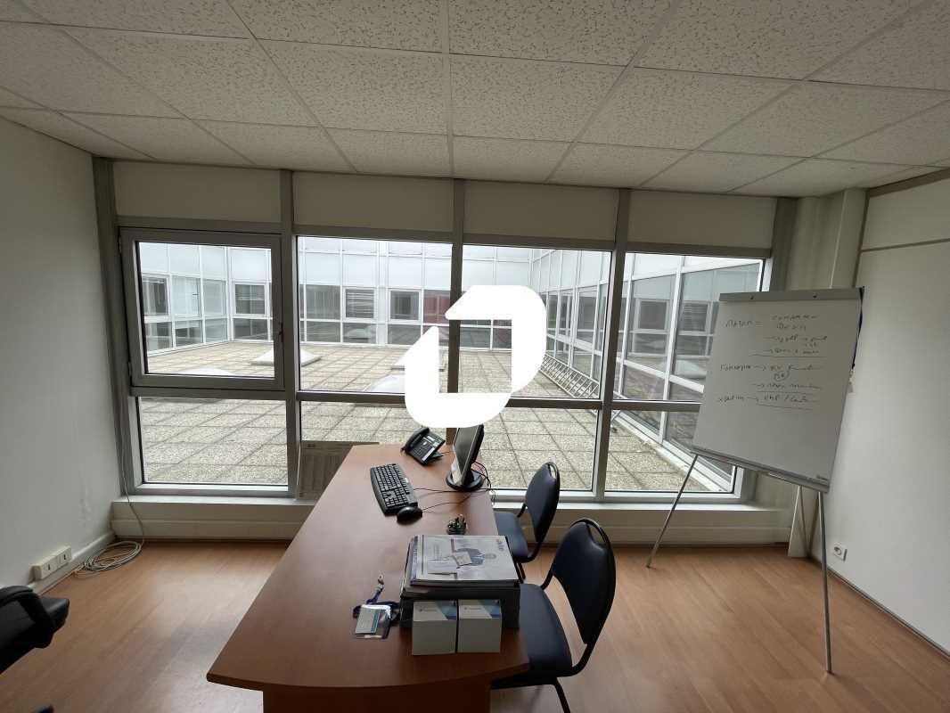 Situé à deux pas de la gare du RER A et facilemen