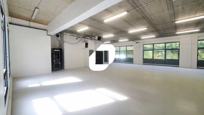 Situé à proximité des autoroutes A3, A1, A104 et 