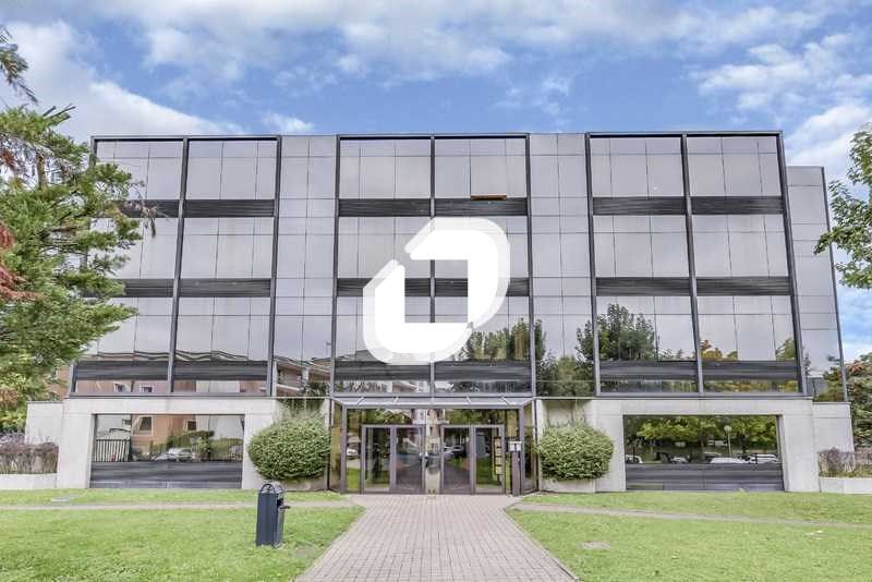 Situé à ROSNY SOUS BOIS, proche des accès autorou