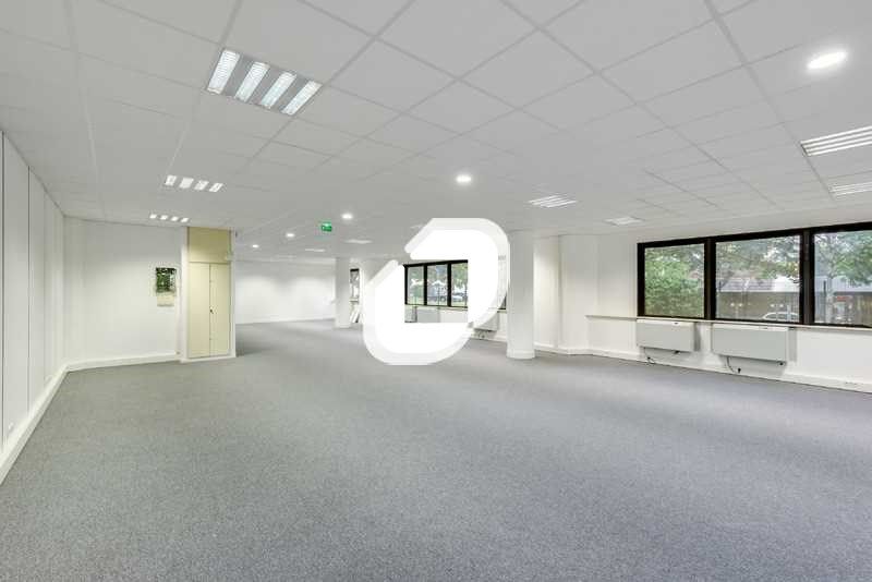 Situé à ROSNY SOUS BOIS, proche des accès autorou