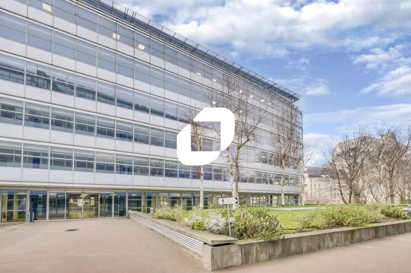 Au pied du métro "Eglise de Pantin" (5), de ses c