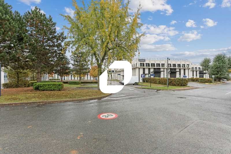 A Courcouronnes, au pied de l'autoroute A6 et pro