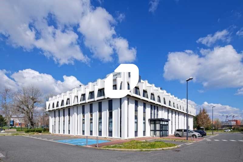 A Courcouronnes, au pied de l'autoroute A6 et pro