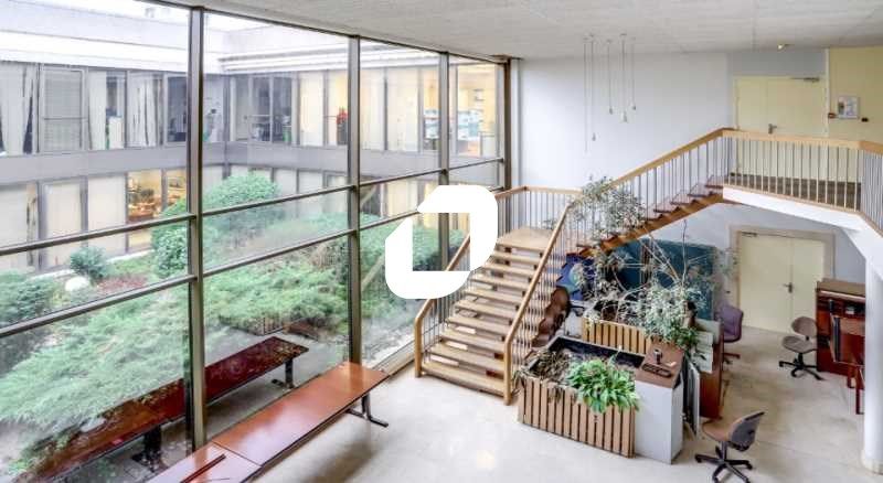 A Lisses, au pied de l'autoroute A6 et proximité 