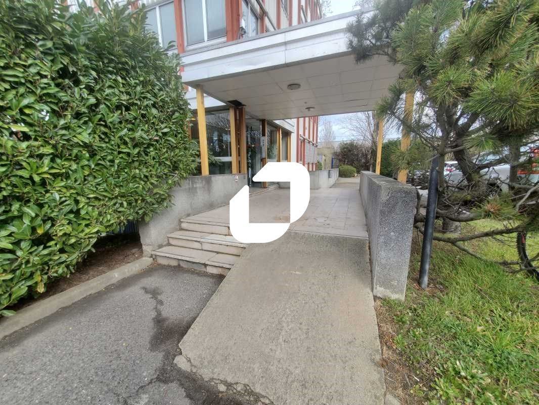 Idéalement située au coeur de la zone d'activité 