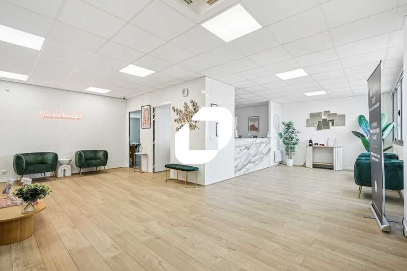 IMMPROVE vous propose dans un bel immeuble de sta