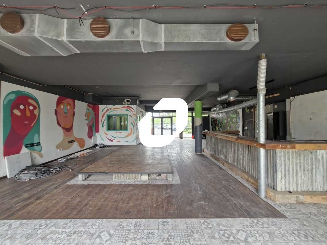 À Vendre - Ensemble Immobilier de 331 m² comprena