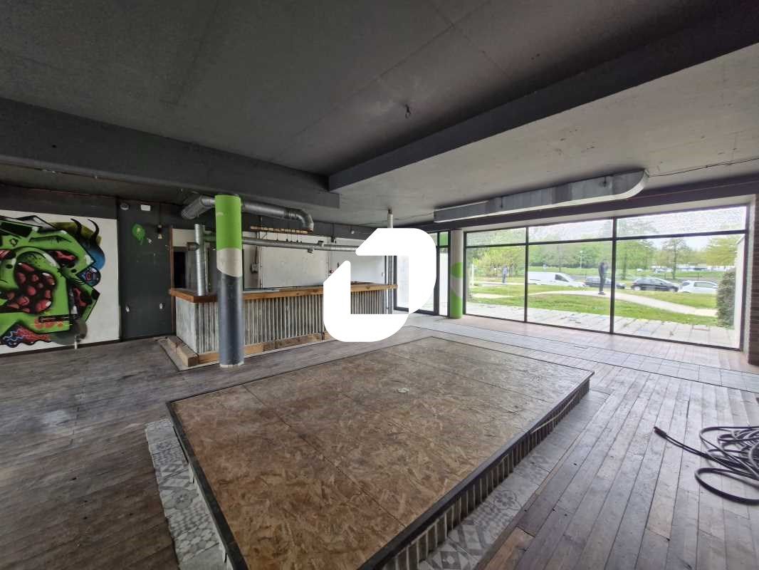 À Vendre - Ensemble Immobilier de 331 m² comprena