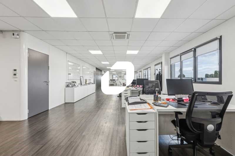 Situé à Neuilly-Plaisance, à proximité des grands