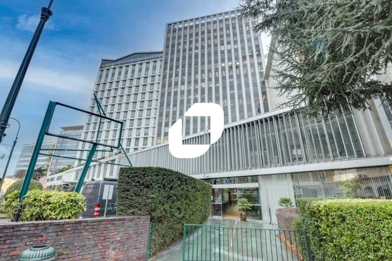 Sur les Quais de Seine à proximité immédiate de L