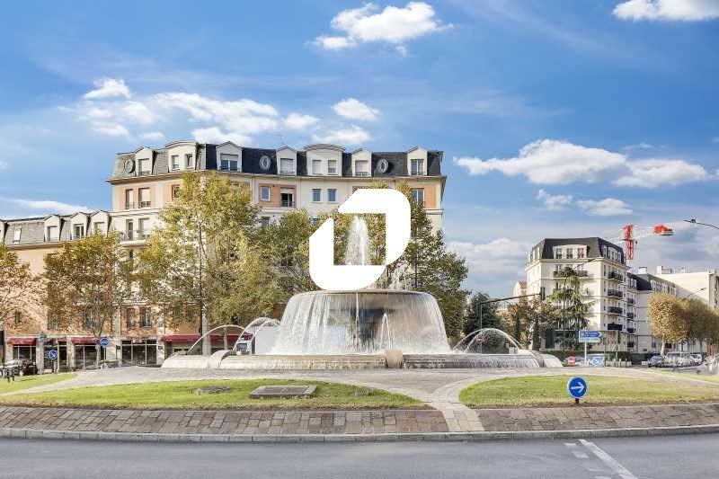 Dans un immeuble de bureaux avec hôtesse d'accuei