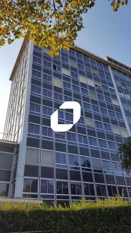 A VENDRE  sur un des axes principaux de Rueil un 