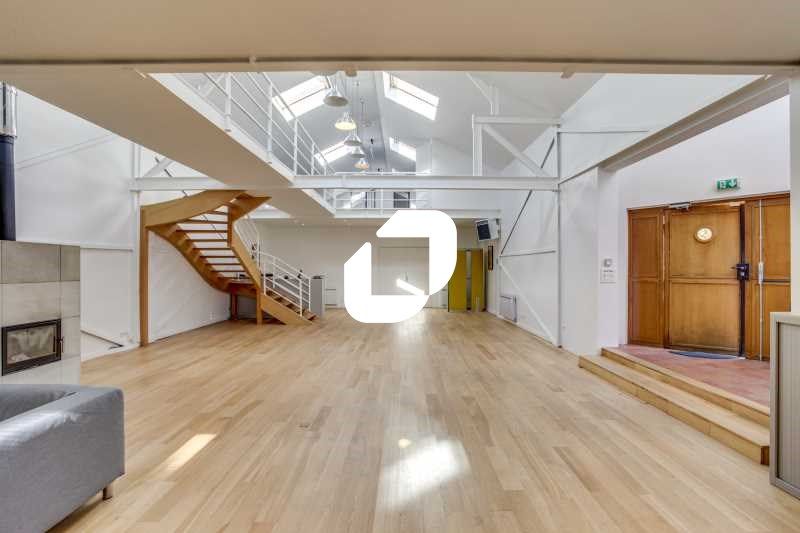 Bâtiment indépendant atypique de 456m² alliant bu