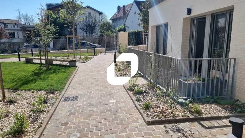 Situé à moins de 5 min à pied du RER B et en plei