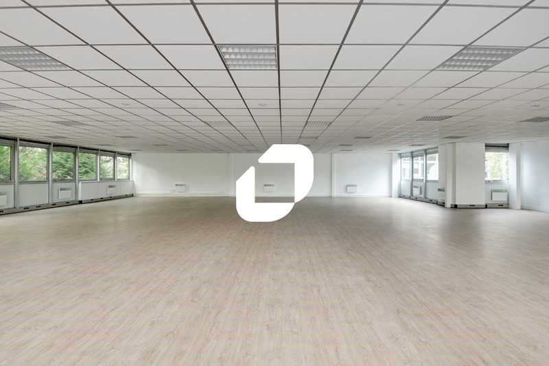 Au coeur du parc d'activité de Courtaboeuf, aux U