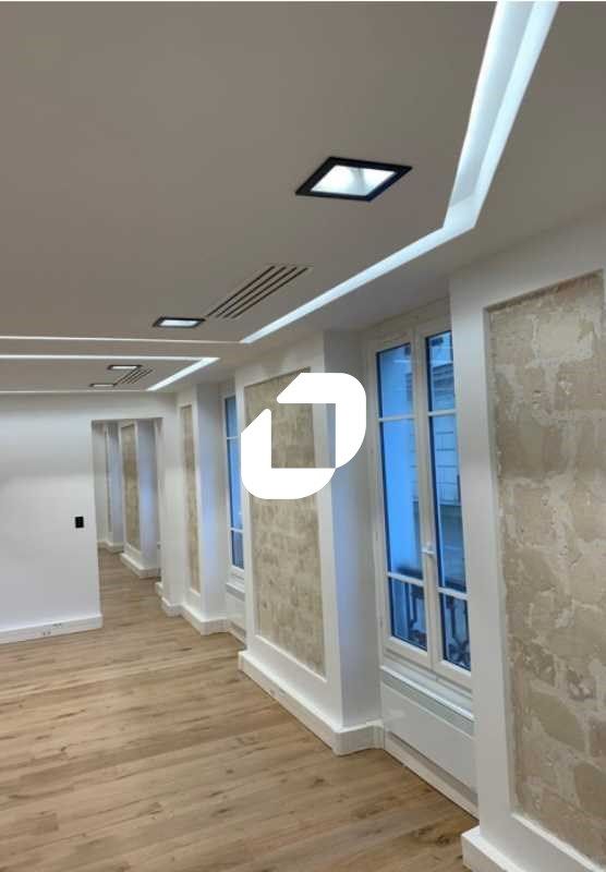 Située dans un bel immeuble haussmannien au coeur