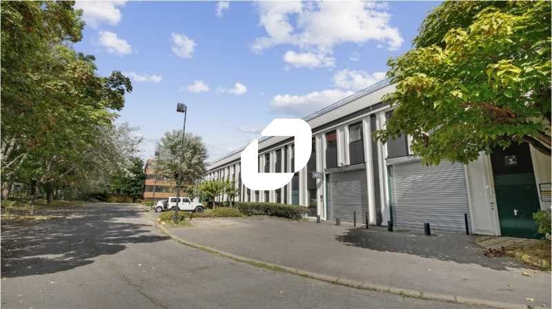 Dans un parc mixte d'activités et de bureaux, à p