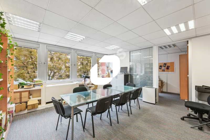 A proximité immédiate des métros ligne 5 "Ourcq" 