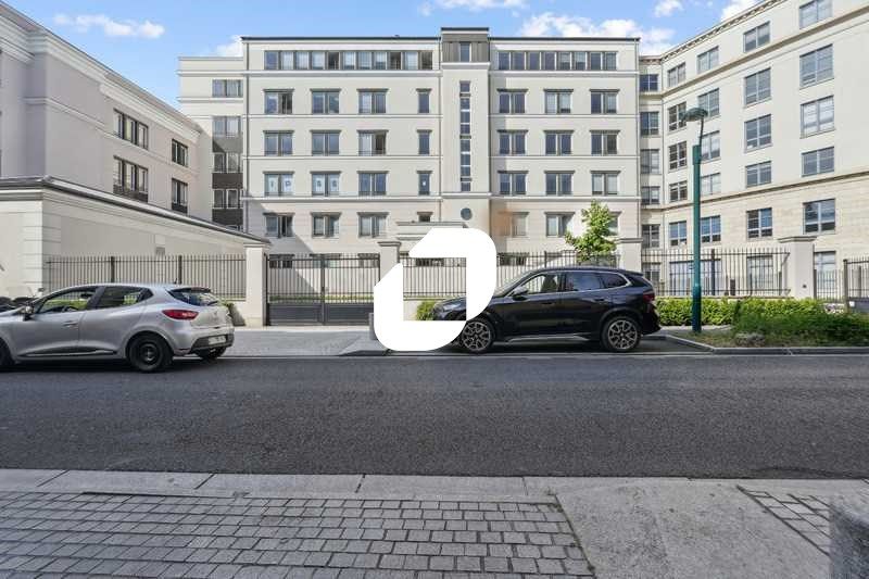 A proximité immédiate de l'autoroute A4, du RER A