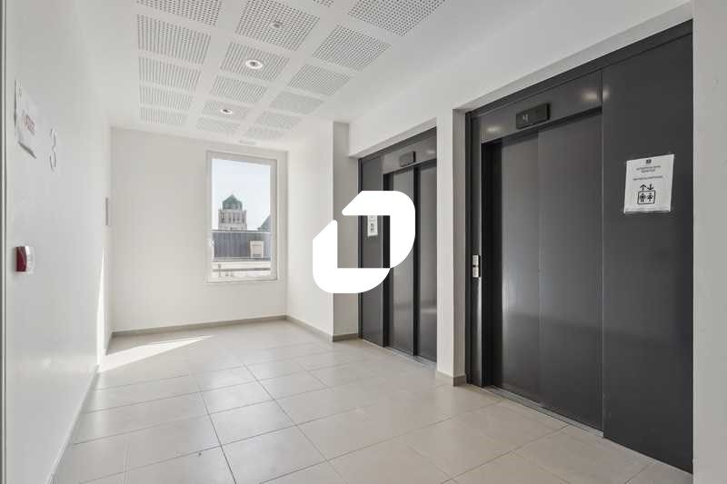 A proximité immédiate de l'autoroute A4, du RER A