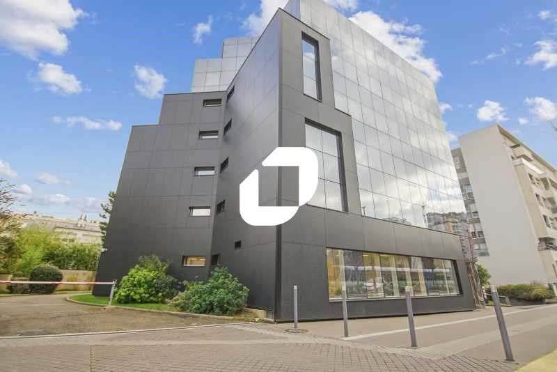 Au sein d'un immeuble récemment ravalé et disposa