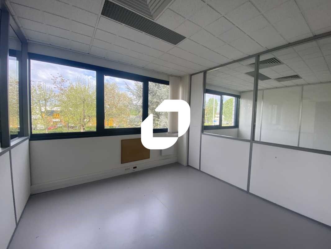 Situé dans la zone d'activité de Saint Ouen l'Aum