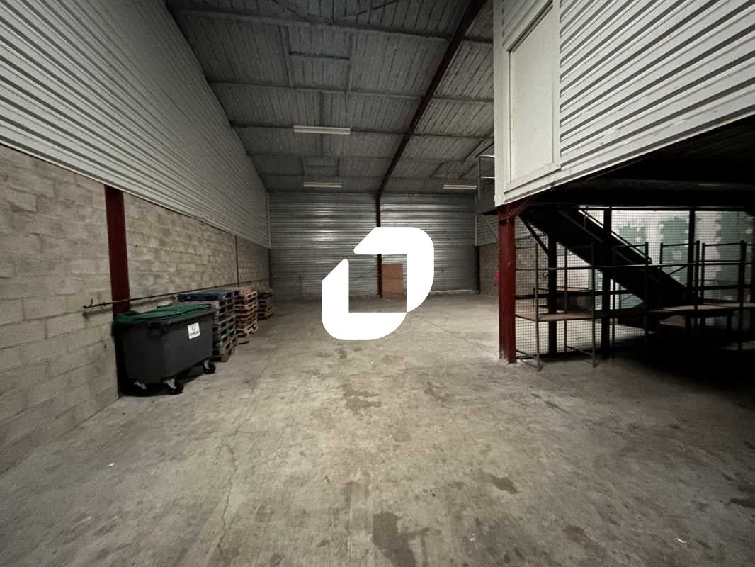 Situé à proximité des autoroutes N104 et N19, dan