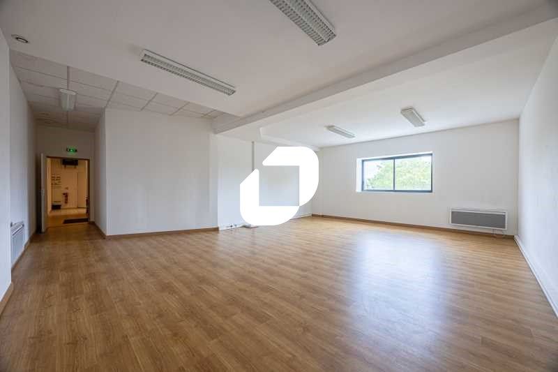 A proximité immédiate de l'autoroute A4 et à 10 m