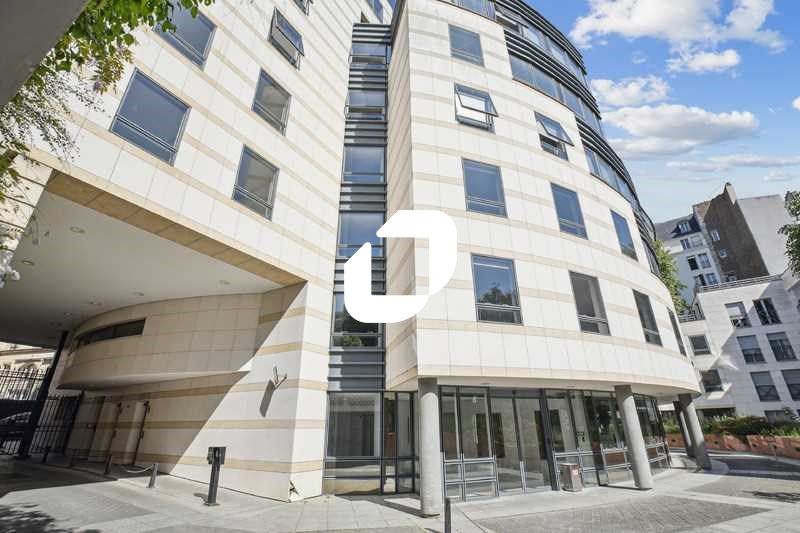 Dans un bel immeuble situé à proximité de la Plac