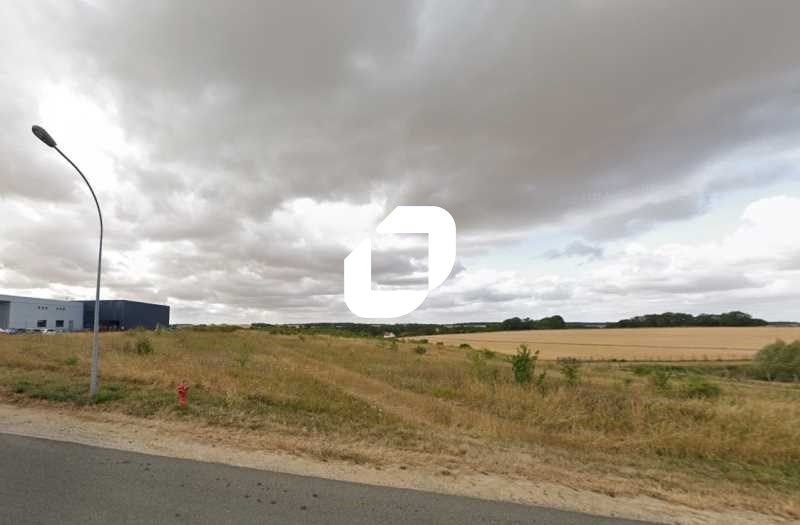 Sur le long de l'autoroute A11, dans la Zone Arti