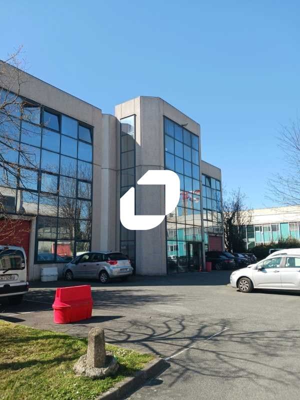 Proche de la future gare de métro 15-sud, au pied