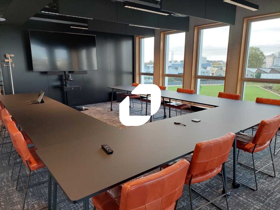 Sur la place Gambetta, lieu historique d'Ivry-sur