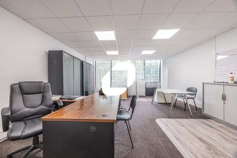 A proximité de l'A4 et la Francilienne N104, au s